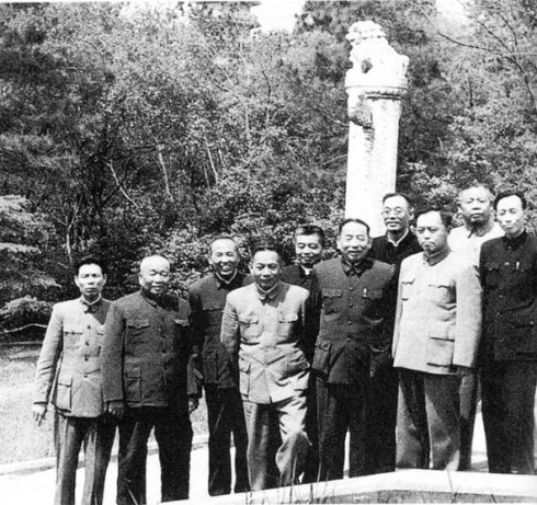 20世纪60年代乔信明(左六)和惠浴宇(左九)、陈丕显（左四）、.jpg